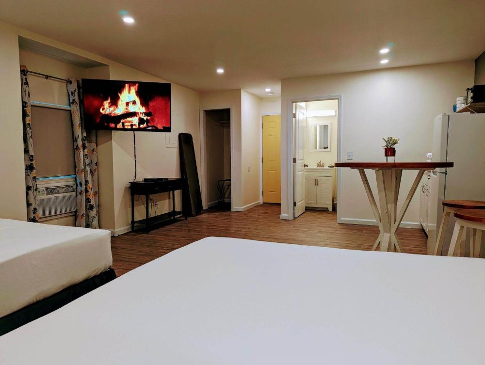 Deluxe Queen Room interior